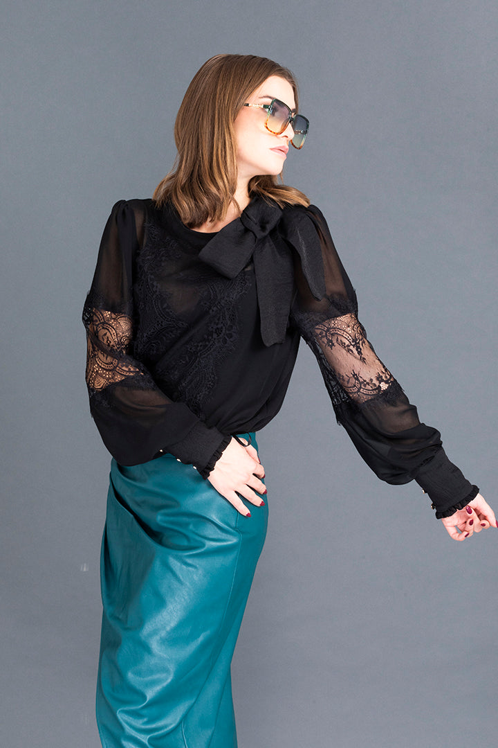 Bluza s pentljo, Black