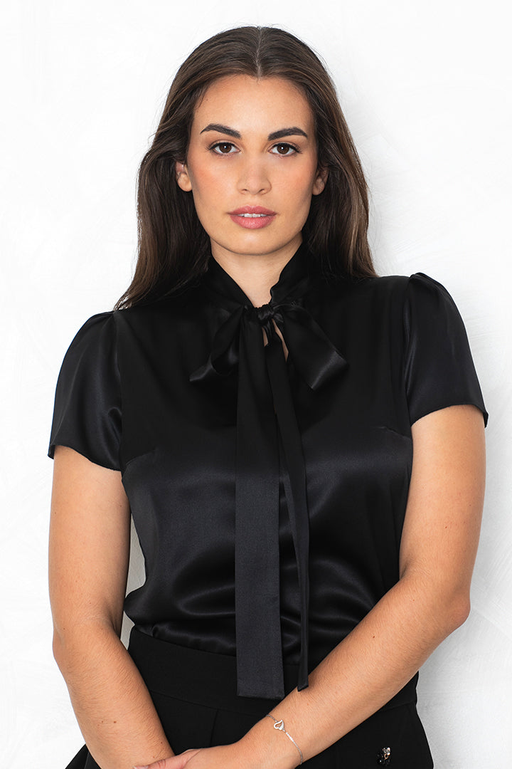 Svilena bluza, Black